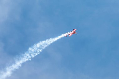 Dnipro, Ukrayna - 24 Ağustos 2016: Hava gösterisi. Mavi gökyüzünde akrobasi beceri gösteren küçük bir tek kaydedilmiş pilot uçak