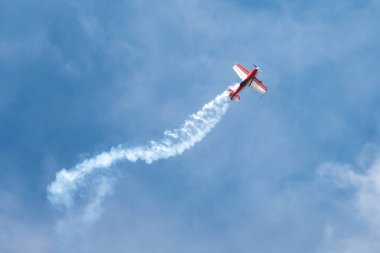 Dnipro, Ukrayna - 24 Ağustos 2016: Hava gösterisi. Mavi gökyüzünde akrobasi beceri gösteren küçük bir tek kaydedilmiş pilot uçak