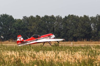 Akrobasi uçağı Sukhoi Su-31 tek motorlu