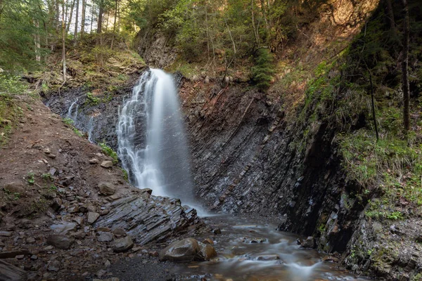 Bela cachoeira na floresta — Fotografia de Stock