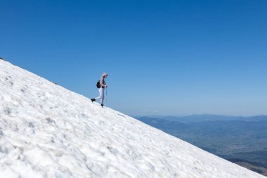 Hoverla, Ukrayna - 03 Mayıs 2018: Turist trekking Polonyalılar karlı bir yamaçta Hoverla tepesinden azalan ile