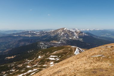 Mount Petros, daha yüksek tepeler Ukrayna Karpat Dağları bahar. Mount Hoverla görünümünden