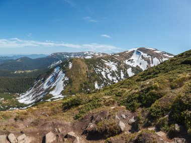 Mount Hoverla için Chornohora Massif Karpat Dağları'nın baharda görüntüleyin.