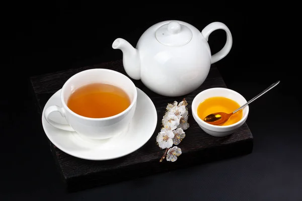 Чашка Чая Белого Фарфора Чайник Мед Цветущая Вишневая Ветка Черной — стоковое фото