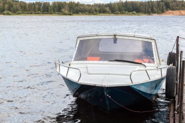 İskelede motorlu tekne
