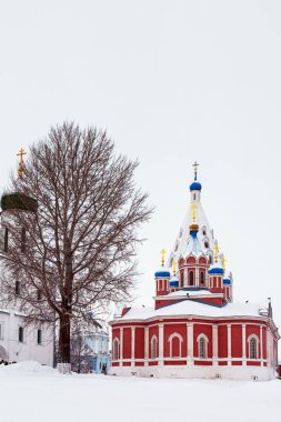 Eski Rus Kilisesi kış bulutlu gün içinde