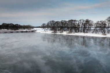 Bulutlu bir günde kış nehir.