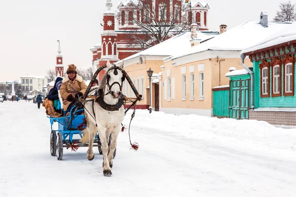 Vagn med turister i hjärtat av den gamla ryska staden Stockfoto