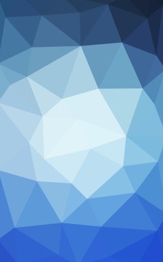 Üçgenler ve degrade origami tarzında oluşan ışık mavi köşeli tasarım deseni