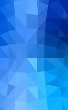 Üçgenler ve degrade origami tarzında oluşan ışık mavi köşeli tasarım deseni