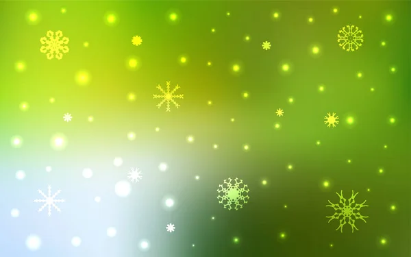 Светло-зеленый, желтый векторный фон с хмельными снежинками. — стоковый вектор