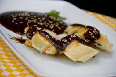 Tavuk göğsü ve köstebek sosu.