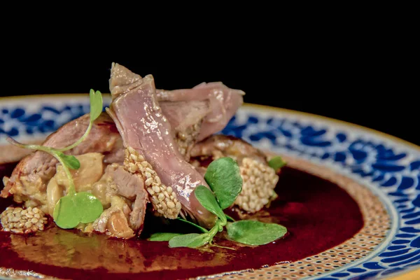 Kızarmış domuz ve chipotle soslu adobo.