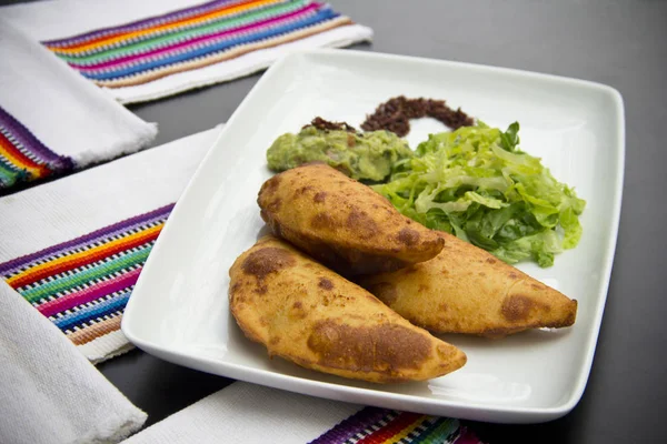 Mexikanska Stekta Empanadas Och Guacamole — Stockfoto