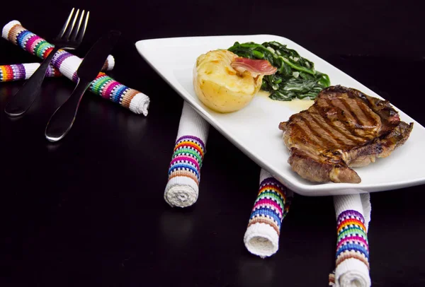 Restaurang Stek Med Fylld Potatis Och Krämig Spenat — Stockfoto