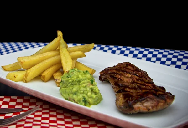Restaurant Steak Met Guacamole Frietjes — Stockfoto
