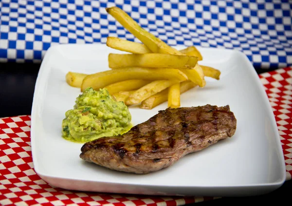 Filete Carne Restaurante Con Guacamole Papas Fritas — Foto de Stock