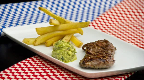 Filete Carne Restaurante Con Guacamole Papas Fritas — Foto de Stock