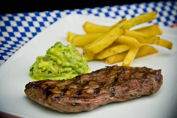 Restaurang Biff Med Guacamole Och Pommes Frites — Stockfoto