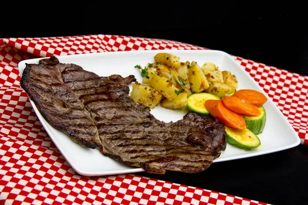 Bife Carne Restaurante Com Legumes Batatas Assadas — Fotografia de Stock