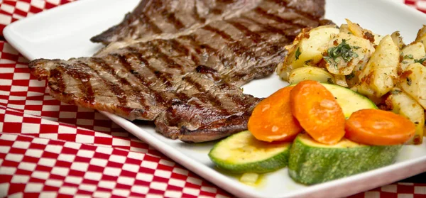 Bife Carne Restaurante Com Legumes Batatas Assadas — Fotografia de Stock