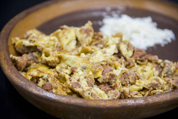 Meksika usulü omlet ve sucuk.