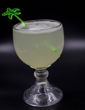 Siyah arka planda klasik limonata