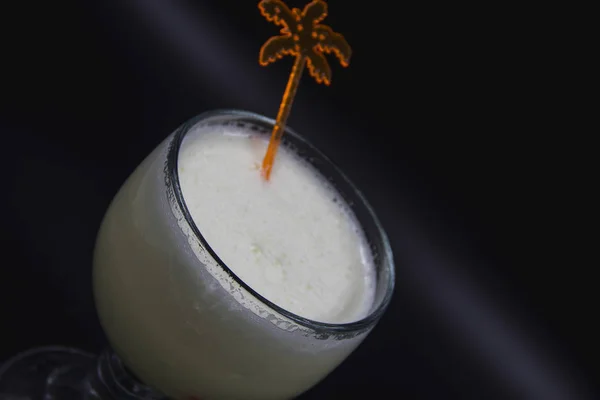 Siyah arka planda taze ananas suyu.