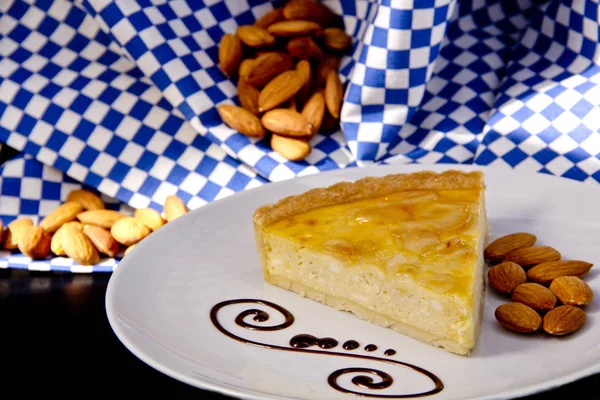 Restoran bademli zencefilli tart porsiyonu.