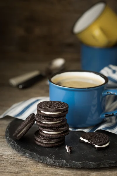 Bolachas de chocolate com recheio de leite. Pausa para café . — Fotografia de Stock