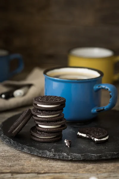 Bolachas de chocolate com recheio de leite. Pausa para café . — Fotografia de Stock