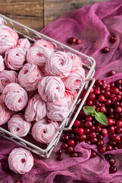 ピンクのマシュマロ。りんごから作った冬のお菓子. — ストック写真
