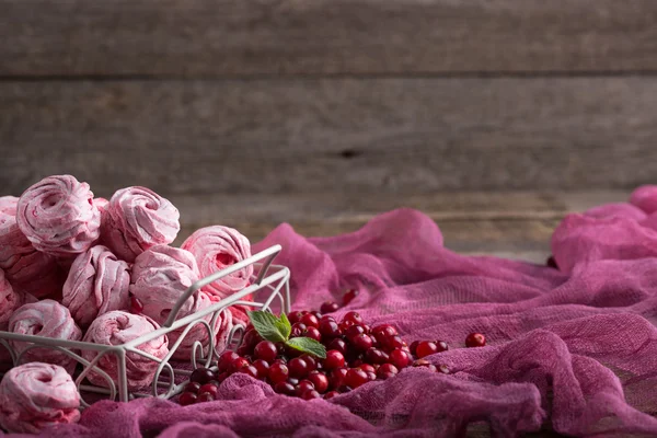 Różowy marshmallows. Zimowe słodkości z jabłek. — Zdjęcie stockowe