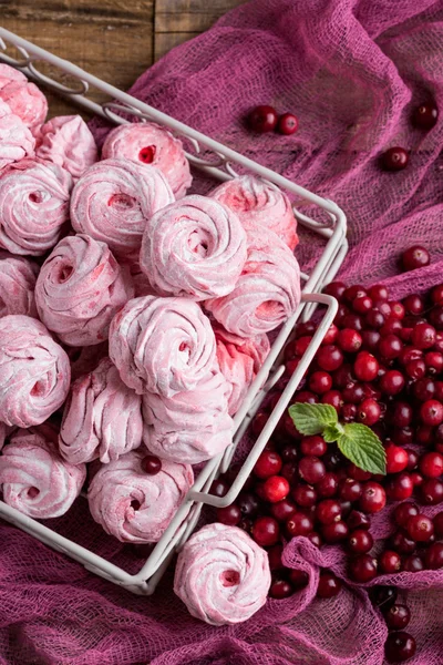 Marshmallow merah muda. Manisan musim dingin yang terbuat dari apel . — Stok Foto