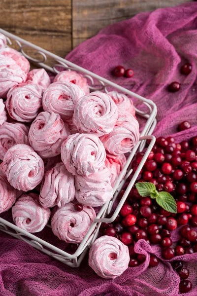 Marshmallow merah muda. Manisan musim dingin yang terbuat dari apel . — Stok Foto