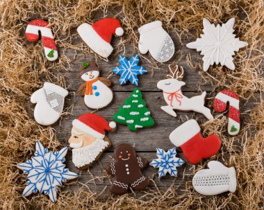 Çamın dalları Noel çerçeve. Boyalı zencefil gingerbread dekorasyon. Zencefilli kurabiye adam, Noel kamışı ve kardan adam. Metnin altında yerleştirin. Kopya alanı.