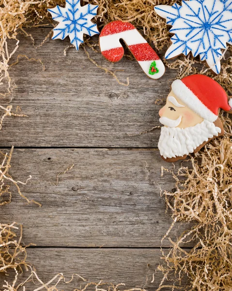 Kerst frame van pijnboomtakken. Decoratie van geschilderde gember peperkoek. Speculaaspop, Kerstmis riet en sneeuwpop. Onder de tekst te plaatsen. Kopiëren van ruimte. — Stockfoto