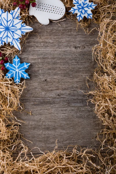 Kerst frame van pijnboomtakken. Decoratie van geschilderde gember peperkoek. Speculaaspop, Kerstmis riet en sneeuwpop. Onder de tekst te plaatsen. Kopiëren van ruimte. — Stockfoto