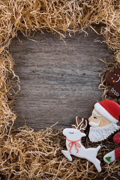 Kerst frame van pijnboomtakken. Decoratie van geschilderde gember peperkoek. Speculaaspop, Kerstmis riet en sneeuwpop. Onder de tekst te plaatsen. Kopiëren van ruimte. — Stockfoto