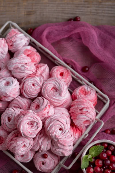 ピンクのマシュマロ。りんごから作った冬のお菓子. — ストック写真