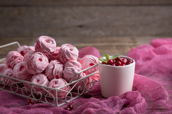 Marshmallow merah muda. Manisan musim dingin yang terbuat dari apel . — Stok Foto