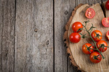Domates dal. Ahşap arka plan, rustik tarzı. Kopya alanı.