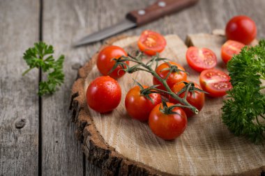 Domates dal. Ahşap arka plan, rustik tarzı. Kopya alanı.