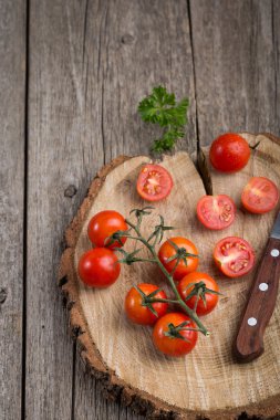 Domates dal. Ahşap arka plan, rustik tarzı. Kopya alanı.