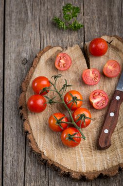 Domates dal. Ahşap arka plan, rustik tarzı. Kopya alanı.