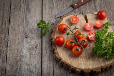 Domates dal. Ahşap arka plan, rustik tarzı. Kopya alanı.