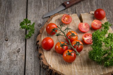 Domates dal. Ahşap arka plan, rustik tarzı. Kopya alanı.