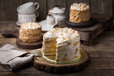 Krema ile sünger kek. Pişirme süreci. Neşeli tatlılar.