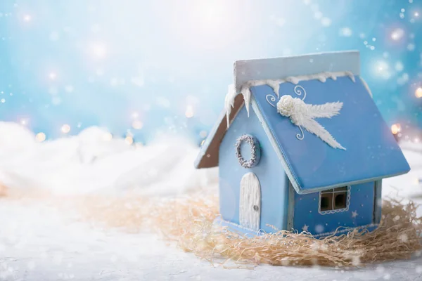 Winter's Tale. Kerst magie en huiselijkheid. Peperkoek huis. Kopie van ruimte. — Stockfoto