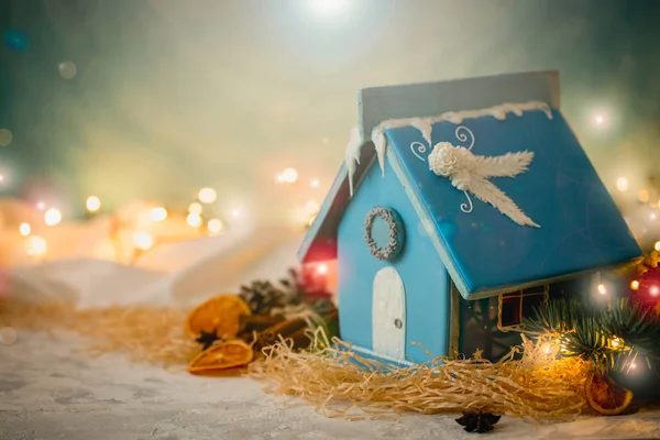 Wintermärchen. Weihnachtszauber und Heimeligkeit. Lebkuchenhaus. Kopie des Weltraums. — Stockfoto